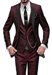 Nieuwe mode Slim Fit Bourgondische bruidegom Pakken Uitstekende Groomsman Men Formele bruiloftpakken Prom Party Three Pieces Blazerpantvest6996855