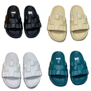 Nuevas zapatillas de moda Sandalias superiores de diseñador Zapatos de playa de tacón alto de cuero Antideslizante al aire libre Una letra Triángulo Parte inferior plana Color de gelatina de goma 36-42