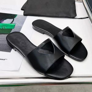 Nuevas zapatillas de moda Sandalias de diseñador de lujo Zapatos de playa planos de cuero Tacón alto Suela gruesa Chanclas Forro de piel de oveja Palabra Antideslizante Goma de gelatina 35-42