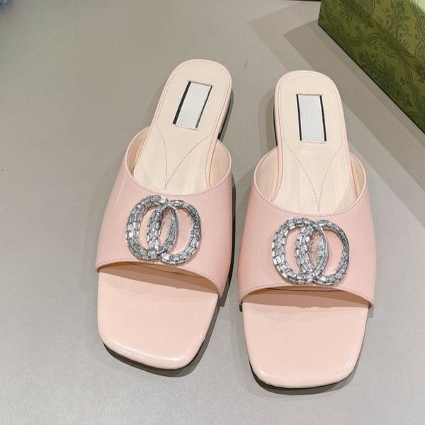 Nuevas zapatillas de moda, sandalias de diseño de lujo, zapatos de playa con letras de cuero genuino, sandalias antideslizantes para mujer al aire libre, zapatos de goma con parte inferior plana, zapatillas con diamantes de agua