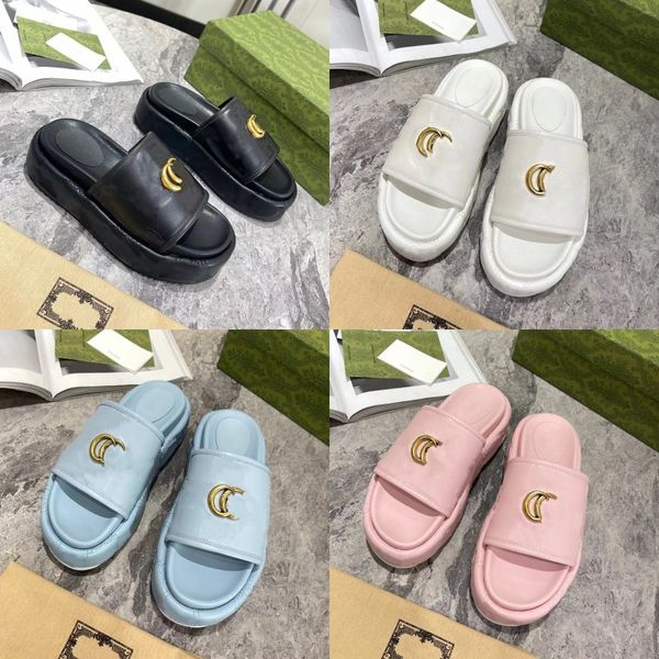 Nuevas zapatillas de moda Sandalias de diseño de lujo Zapatos de playa de cuero con suela gruesa Letras de baño de hotel para hombres y mujeres antideslizantes al aire libre Color caramelo vintage 36-44