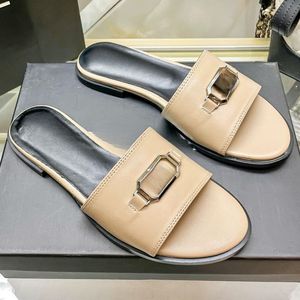 Nouvelles pantoufles de mode Top Designer Sandales à semelle plate en cuir véritable Sandales à une ligne Chaussures d'extérieur pour femmes Antidérapantes Pantoufles d'intérieur de plage Sandales à boucle