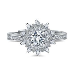 Zoete sneeuwvlok Moissanite Stone Band Rings S925 Silver Sun Flower Leuk Mooie ontwerper OL Elegant Love Bruid Ring Luxe bruiloft sieraden voor vrouwen