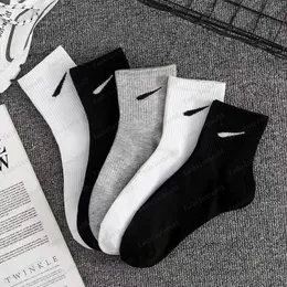 Nouvelle mode solide sport hommes chaussettes classique crochet noir blanc gris basket-ball sueur absorbant respirant court bateau chaussettes luxe sport jarretière