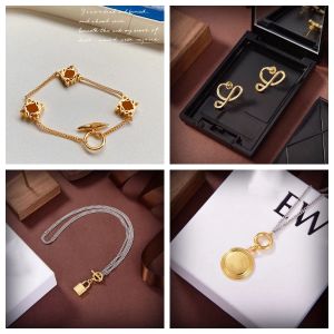 Nouveau collier / bracelet / bracelet / boucles d'oreilles pour femmes pour les femmes Small Jewelry Set pour la fête d'anniversaire Gift Bijoux