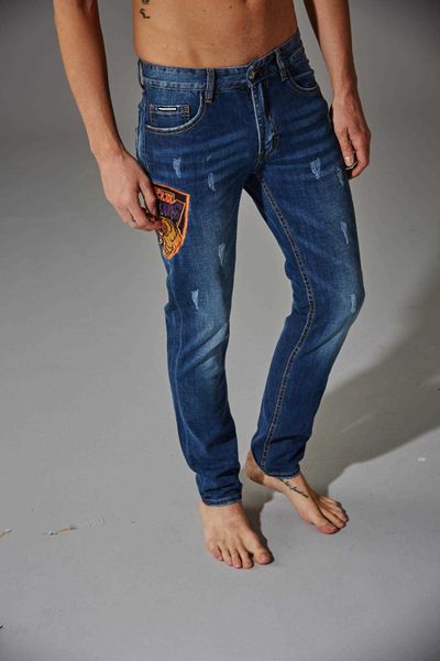 Jeans moulants pour hommes, nouvelle tendance de la mode, lavage à l'eau, taille basse et petits pieds, qualité discothèque, ramassage fille collège trou mendiant