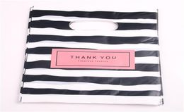Nouvelle mode entière 100pcslot 2025cm Blackwhite Stripe Shopping Gift Packaging Sacs avec merci4400565
