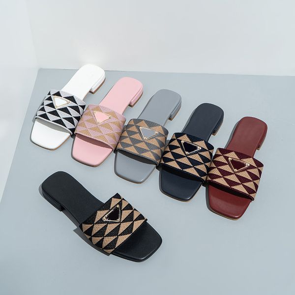 Nuevas mujeres de la moda Zapatillas Sandalias Triángulo bordado Diapositivas de diseñador Zapatillas casuales de tacón bajo a cuadros Zapatillas de lujo para mujer Playa Zapatos para el hogar al aire libre