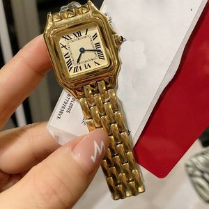 Nuevas mujeres de la manera Relojes sin mangas Movimiento de cuarzo Reloj de vestir dorado Lady Square Caja de acero de precisión con esfera plateada Puntero de acero azul en forma de espada