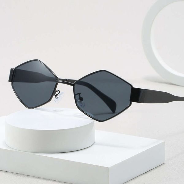 Nouvelle arche triomphale à la mode et polyvalente populaire sur Internet des lunettes de soleil de même style avec un petit cadre en métal polygonal