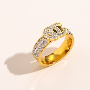 Nieuwe modieuze sieraden Designer Rings Damesletter Love Wedding Supplies Goud vergulde roestvrijstalen diamant Gemstones Ring Fine Finger Ring Dagelijkse slijtage