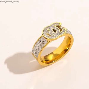 Nieuwe modieuze sieraden Designer Rings Women Letter Love Wedding Supplies Gold Geplaatste roestvrijstalen diamant Gemstones Ring Fine Finger 4732