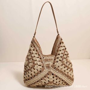 Nouveau sac tissé d'herbe de corde de papier à la mode avec fleur carrée creuse grand triangle contraste tricoté une épaule vacances plage femmes 240312