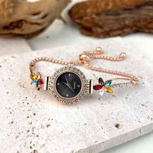 Nieuw modieus quartz nishorloge met diamanten ingelegde bloemen en vrij verstelbare armband voor dameshorloges