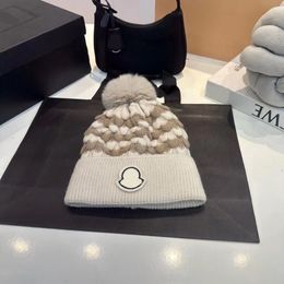 Nuevo sombrero de lana a la moda en otoño e invierno, gorro tejido de lana para hombres y mujeres con los mismos giros de masa frita que mantienen el calor