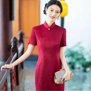Nouveau Fengxi Red Vinegar Satin Long Amélioration de la robe de mariée Qipao