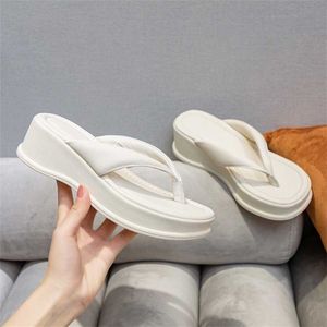 Nieuwe Platte Bodem Sandalen Voor Lente Zomer Vrouwen Dikke Zolen Drag En Tear Leer Zachte Casual Schoenen Student Romeinse 240228