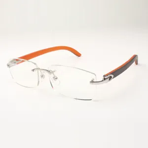 La montura de gafas 3524012 viene con un nuevo hardware C que es plano con patas de madera de color naranja.