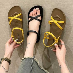 Nouvelles sandales plates pour femmes d'été sandale femmes mode Crossover tongs style romain décontracté chaussures de plage en plein air 240228