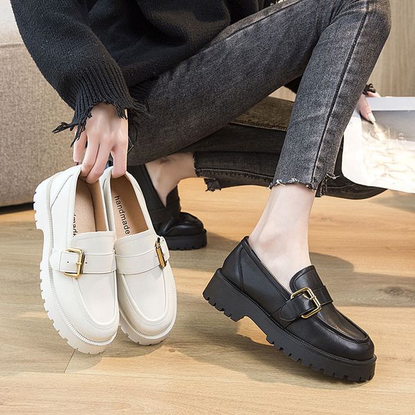Nouveaux chaussures plates pour femmes Fashion Slip sur des mocassins d'épaisseur Creepers Oxford Chaussures féminines Chunky Plate-forme Chaussures blanches W16