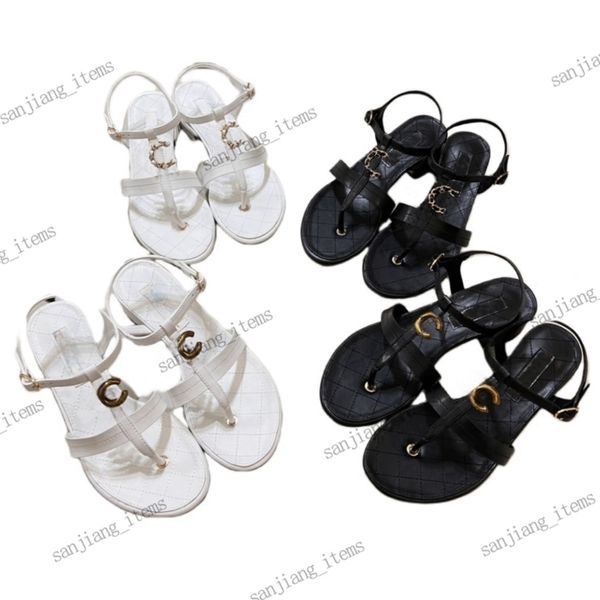 Nouveaux plats Sandale Femmes Chaussures 2024 Summer plage Clip Toe Toe Slides Sandale Sandale avec chaîne Gold Buckle 2C Slingback Logo Designer Flip-Flip-Flops Plate-plaquette matelassé