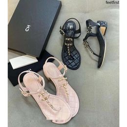 Nuevos pisos Sandalia Zapatos de mujer Canal 2024 Summer Beach Clip Toe Diapositivas Diseñador de marca de lujo Chanclas Sandalias de cadena acolchadas Zapatillas de tacón bajo TN