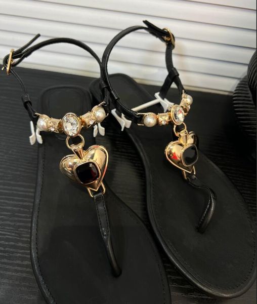 NOUVEAUX SANTALS SANDAL FEMMES CHAUSSION 2024 Summer Beach Clip Toe Tobe Slides Luxury Brand Designer Flip-Flops Love Rhinestones Sandales Low Talon Femmes Perlons Perle 35-41