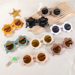 Nuevas gafas de sol para niños Flower UV400 para niñas para niñas Niños encantadores baby baby gafas redondear lindas gafas al aire libre l2405