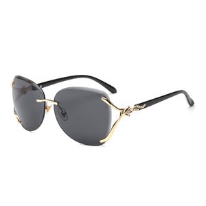 Nuevas gafas de sol de diseño Fox Head para mujer Moda vendedora caliente Gafas de sol versátiles para mujer Gafas de sol recortadas sin marco de metal Gafas de sol elegantes