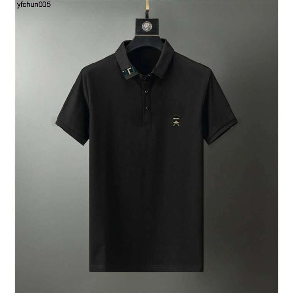 Nuevo polo con letras de flores bordadas en el frente para hombre Manga corta con solapa High Street {categoría}