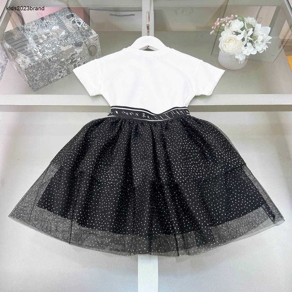 Nuevos vestidos para niñas camisetas blancas con faldas negras de malla de alta calidad para bebés dos piezas de diseño para niños diseñadores faldas de pastel de verano