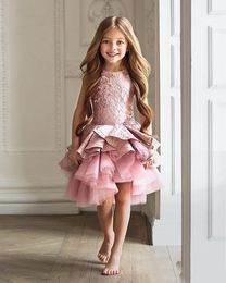 Nieuwe meisjes pageant jurken roze kant applicaties ruches tiered korte knielengte kinderen bloem meisjes jurk baljurk goedkope verjaardagstoga's