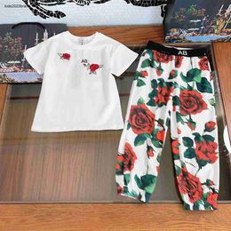 Nuevos chándales para niñas, conjunto de dos piezas para bebés, ropa de diseñador para niños, talla 90-150 CM, camiseta con flores rojas y hojas verdes y pantalones a cuadros, 24 de marzo