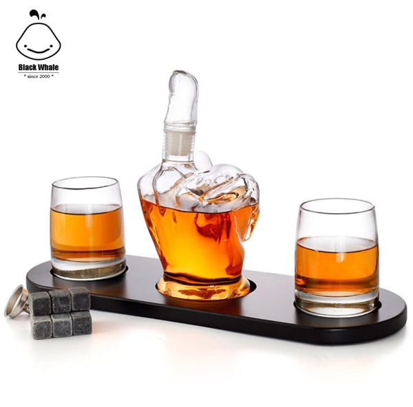 Whisky nuevo de vidrio con una botella de vidrio de forma del dedo medio con dos taza de cristal y marco de madera como recipiente de vidrio para el vino7181562