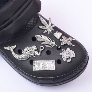 Nuevas hojas de arce doradas y plateadas, decoración de zapatos de metal, diseñador de mariposas, zapatos de sirena, dijes de diseño para venta caliente de metales brillantes para regalo de niños