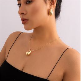 Nouveau collier en acier inoxydable de couleur dorée pour femmes bijoux métal métal