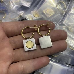 Nuovi cerchi in oro con perle Orecchini con diamanti Stile femminile Orecchini a bottone placcati in oro bianco liscio Gioielli di lusso E3040