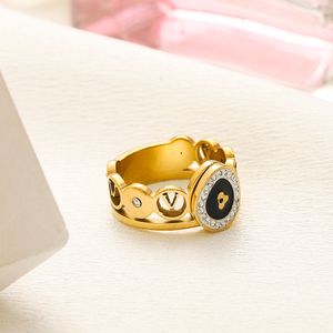 Nouveau anneau de créateur en or anniversaire Boîte de bijoux d'amour Boîte de mariage Style de luxe Anneau de charme en acier inoxydable en acier inoxydable en or 18k