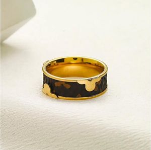 Nouvelle lettre plaquée dorée concepteur classique en cuir en cuir femme amour cadeau de mariage anneau de mariage de mode de mode de mode de style joaillerie emballage