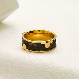 Nouvelle bague de lettre plaquée or classique Designer en cuir anneau d'amour femme cadeau de mariage anneau de mariage banc de mode de mode de style joaillerie emballage