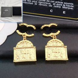 Nuevos aretes chapados en oro Pendientes de metal con encanto de marca de lujo Logotipo de diseñador original Pendientes elegantes de boutique con sello Joyería de alta calidad