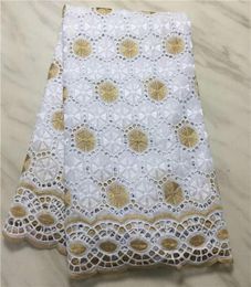 Nuevo material de tela de encaje de algodón africano de color dorado y blanco con bordado s encaje de gasa suizo nigeriano en dubai para fiesta 1127099