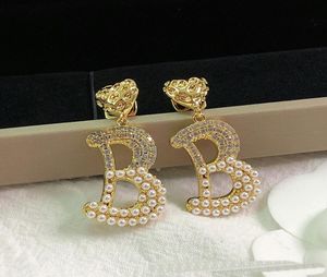 Nouvelle grande lettre B Letter Boucles d'oreilles Perle Personnalité de la mode de la mode Long Boucle d'oreille Femmes Tassel 039