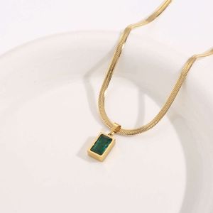 Nouveau collier en acier en titane en diamant vert pour la chaîne de la clavicule d'été pour femmes