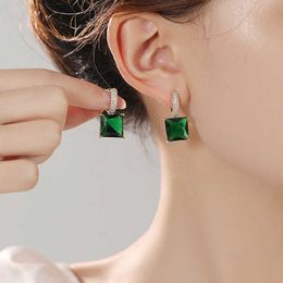 Nouvelles boucles d'oreilles en zircon incrusté de micro vert avec des boucles d'oreilles à la mode de conception de style de luxe léger Boucles d'oreilles de sentiment et de tempérament avancés français