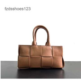 Nuevos bolsos de bolsos Capacidad Bottegss Bag Texture 2024 bolsas Simple Womens Tote Venetass Luxury Luxury Small Toath Bags ARCO ARCO DesignEr36
