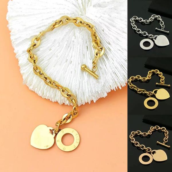 Nouveau collier en forme de coeur avec bracelet de créateur Costume de mode pour femmes de luxe Bijoux de marque avec boîte d'emballage Cadeaux de rassemblement social de haute qualité