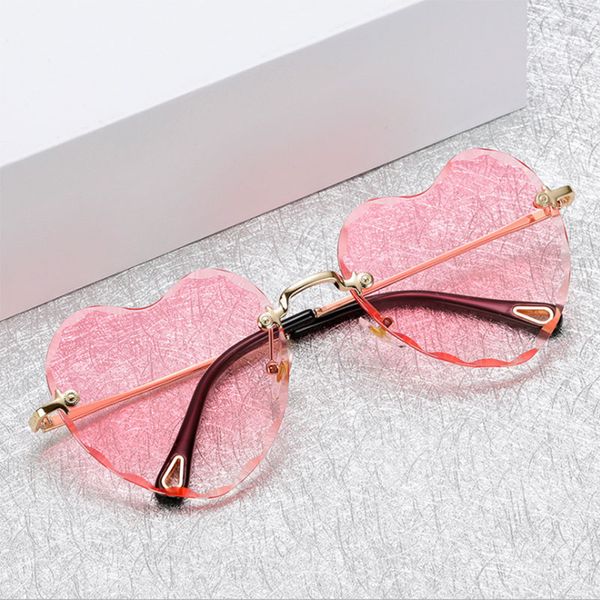 Nouveau coeur lunettes de soleil femmes nouveauté coeur forme amour sans monture lunettes femme bonne qualité lunettes de soleil UV400 voyage Shopping