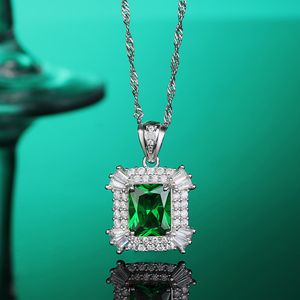 Nieuwe High Carbon Diamond Imitatie Emerald Luxe Edelsteen Hanger Ketting Vrouwen Eenvoudige en Royale S925 Zilveren Bruiloft Sieraden Cadeau