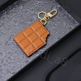 Nuevo llavero de cuero marrón chocolate de alta gama llavero de coche portátil colgante de equipaje joyería de diseño llaveros de flores antiguas para hombres y mujeres con encanto con caja de regalo original